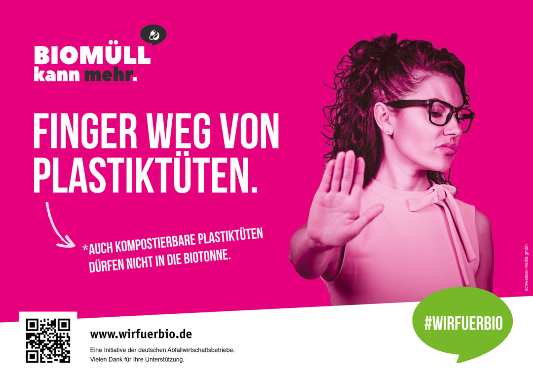 Kampagnenmotiv der Initiative #WIRFUERBIO. Auf pinkem Hintergrund ist eine Frau zu sehen, die mit erhobener Hand ein Stoppsignal zeigt. Daneben steht der Text „Biomüll kann mehr. Finger weg von Plastiktüten.“ Ergänzend wird darauf hingewiesen, dass auch kompostierbare Plastiktüten nicht in die Biotonne dürfen. Unten ist ein QR-Code sowie der Hinweis auf die Website wirfuerbio.de abgebildet.