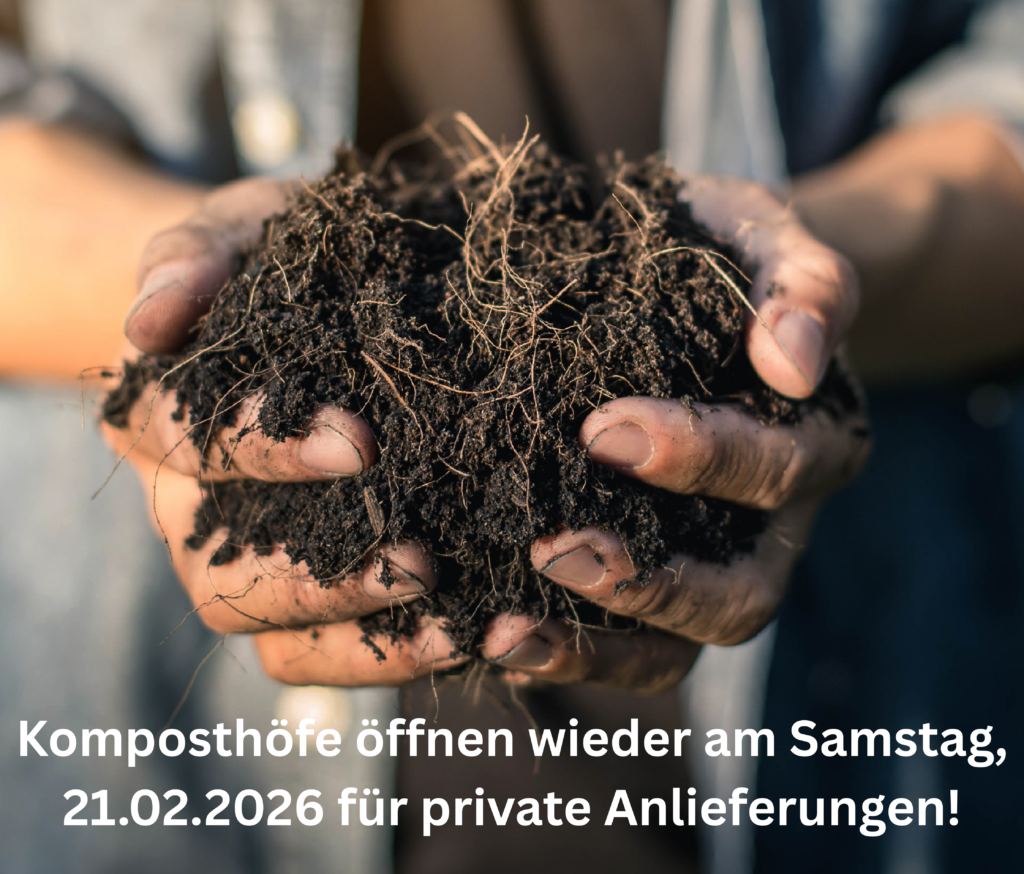 Person hält eine Handvoll dunklen, krümeligen Kompost mit sichtbaren Pflanzenfasern; Hinweistext zur Wiedereröffnung der Komposthöfe für private Anlieferungen am 21.02.2026. Bildquelle: #wirfuerbio - Nutzung im Rahmen der Vereinsmitgliedschaft.