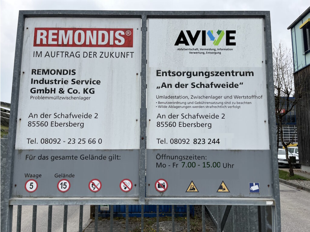 Aushängeschild vom Entsorgungszentrum "An der Schafweide" mit Logo, Adresse und Öffnungszeiten